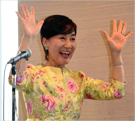 離婚成立の発表会見でバンザイを披露する松居一代