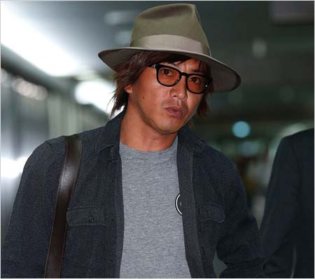 2016年8月に成田空港で取材に応じた木村拓哉