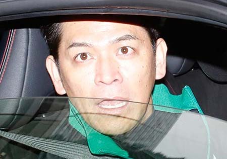 フラッシュの取材を受ける岡田圭右