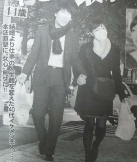 有働由美子アナと彼氏の手繋ぎツーショット写真