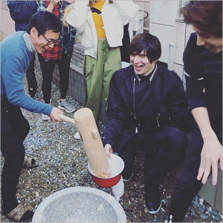 ワンオク・Takaや森進一らが新年会で餅つき