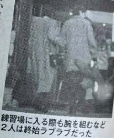 森田剛の手に腕を絡ませて歩く宮沢りえ