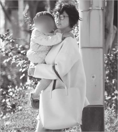 長女を抱きかかえる秋元優里アナ