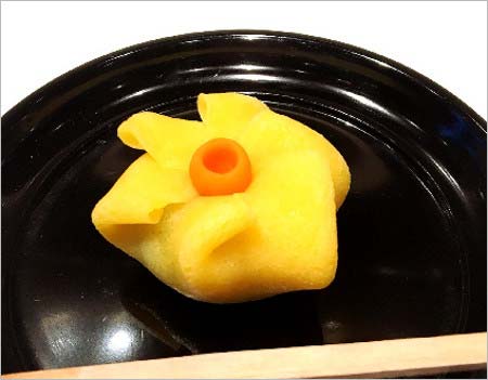 伊藤綾子が日記に投稿した黄色い水仙の和菓子