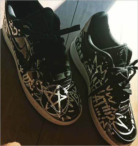 西山茉希のオリジナルペイントスニーカー