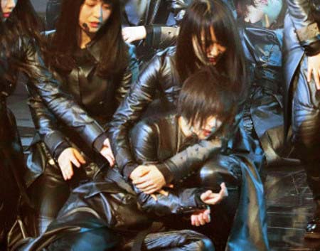 平手友梨奈が倒れ込んだシーン3枚目