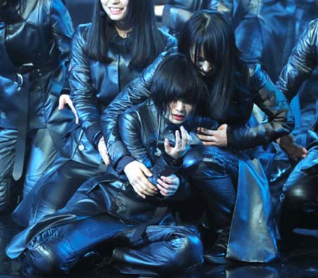 平手友梨奈が倒れ込んだシーン2枚目