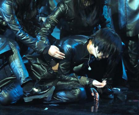 平手友梨奈が倒れ込んだシーン4枚目