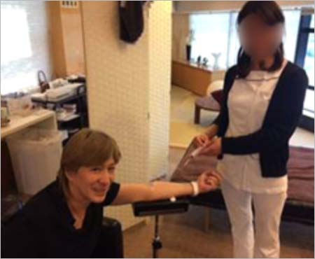 クリニックのブログから削除された小室哲哉とA子のツーショット