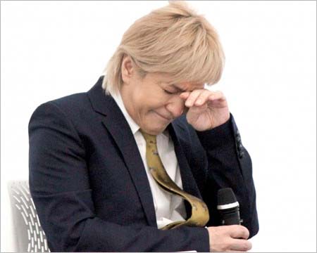 引退を発表し涙を流した小室哲哉