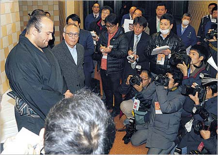 大砂嵐関の会見場風景