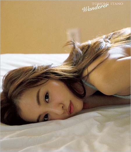 板野友美の2018年の最新写真集『Wanderer』表紙