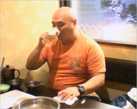 ビールを飲むクロちゃん