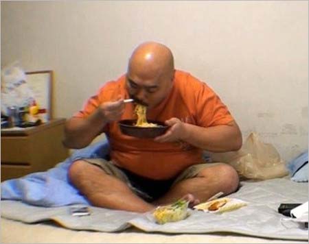 自宅でコンビニパスタを食べるクロちゃん