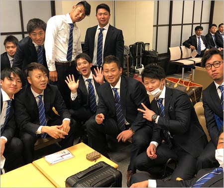 中田翔がインスタグラムに投稿したチームメイトとの写真、空港にて撮影