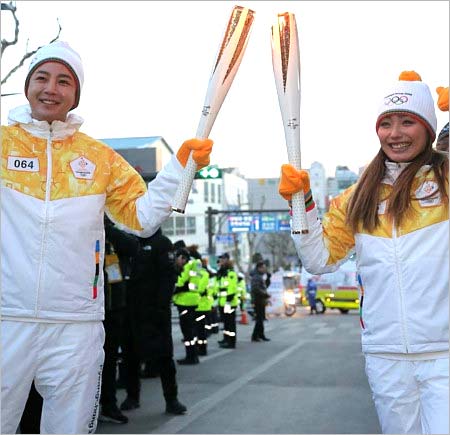 平昌五輪の聖火ランナーを務めた安藤美姫&チャン・グンソクの画像1枚目