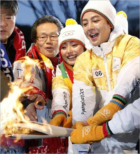 平昌五輪の聖火ランナーを務めた安藤美姫&チャン・グンソクの画像2枚目