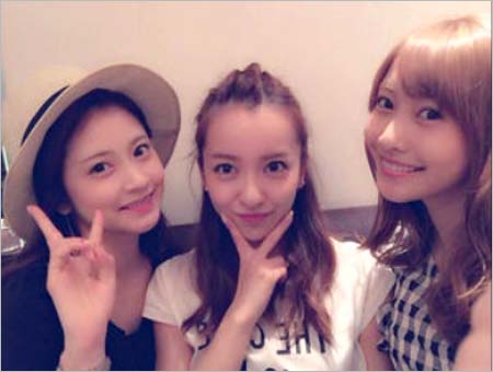 板野友美、佐野ひなこ、小澤美里