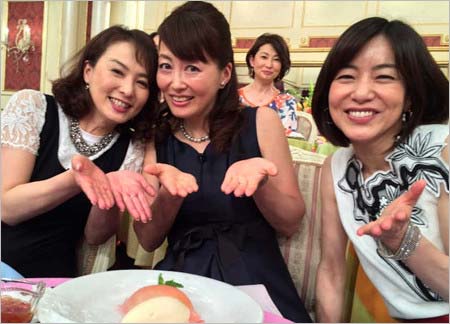 フジテレビ同期入社の八木亜希子、河野景子、有賀さつきが2015年6月放送のスマスマで共演時の写真