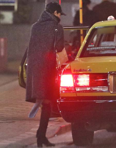 菅田将暉と密会の菜々緒がタクシーに乗るショット