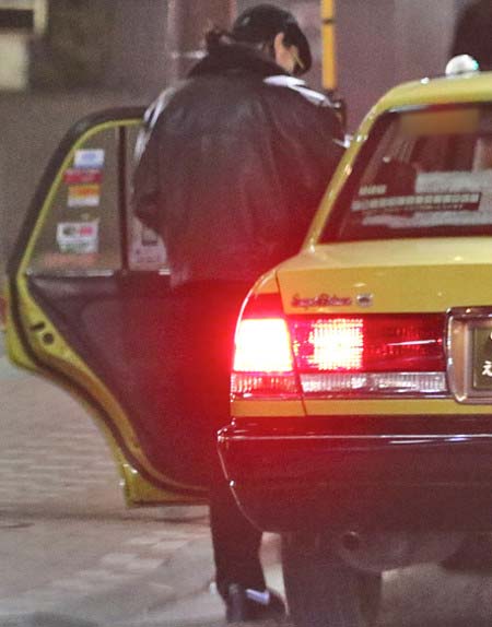 菜々緒と密会の菅田将暉がタクシーに乗るショット