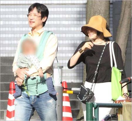 菅野美穂&堺雅人、長男のプライベートスリーショット