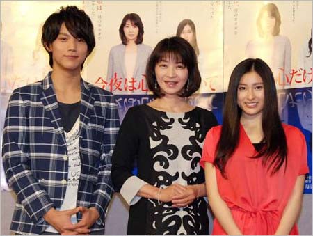 ドラマ『今夜は心だけ抱いて』で共演の中川大志、田中美佐子、土屋太鳳
