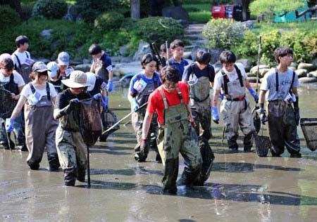池の水全部抜くワンシーン