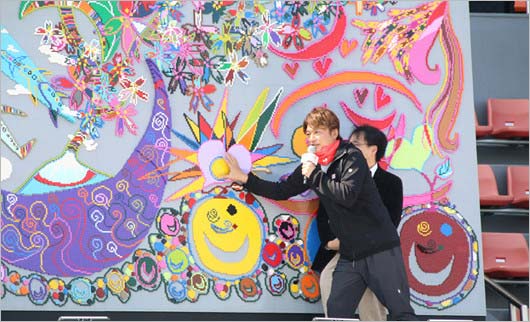 『パラ駅伝 in TOKYO 2018』で披露したレゴ壁画を解説する香取慎吾
