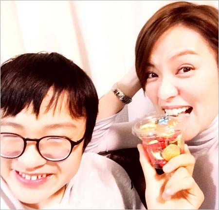 今井絵理子議員と長男・礼夢のツーショット2枚目