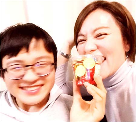 今井絵理子議員と長男・礼夢のツーショット3枚目