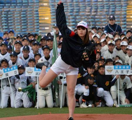 『日本リトルシニア中学硬式野球協会関東連盟』で投球式をした稲村亜美