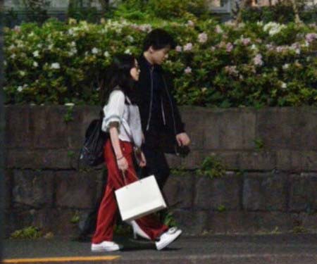 田野優花と中川晃教の週刊文春ツーショット2枚目