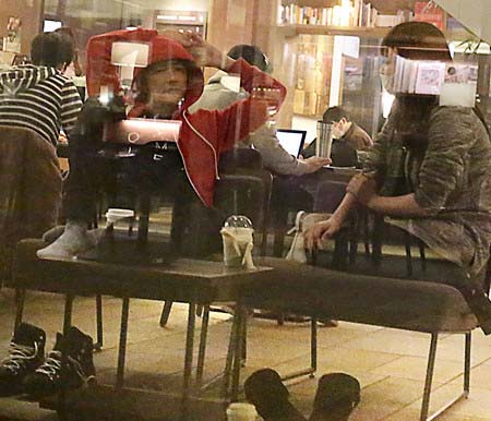 大沢たかおと岩田絵里奈がカフェで密会