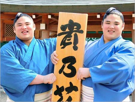 双子の兄の貴公俊(左)と貴源治(右)