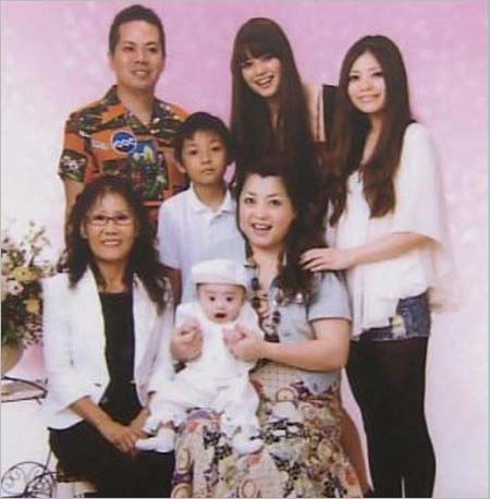 岸本セシルと沖縄の家族