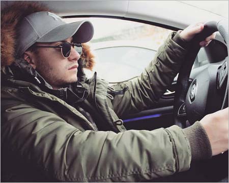 車の運転をするミゲルくん