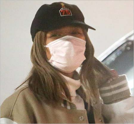 女性自身が撮影のスッピンマスク姿のローラアップ