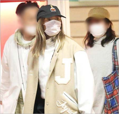 女性自身が撮影のスッピンマスク姿のローラ