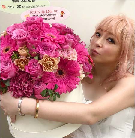 髪の毛をピンク色に染めた浜崎あゆみ