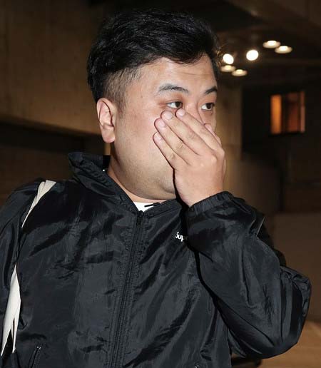 週刊女性の取材を受けた久保田かずのぶ、記者を睨みつける