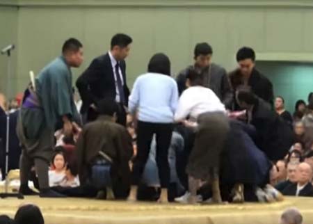 大相撲舞鶴場所でのトラブル場面