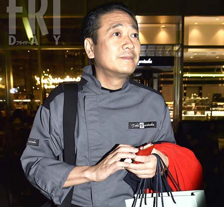 フライデーの取材を受ける鎧塚俊彦