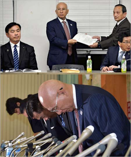 日本レスリング協会の福田富昭会長(中央)に報告書を手渡す藤沢信雄倫理委員長(右、左端は馳浩副会長)