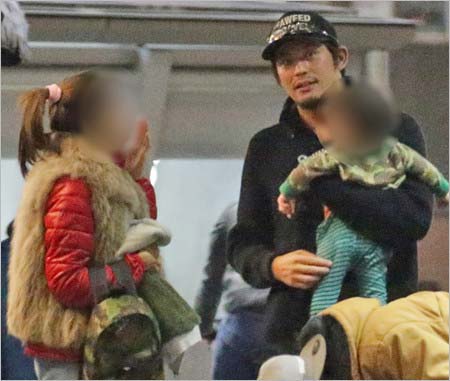 坂口憲二と妻、長男