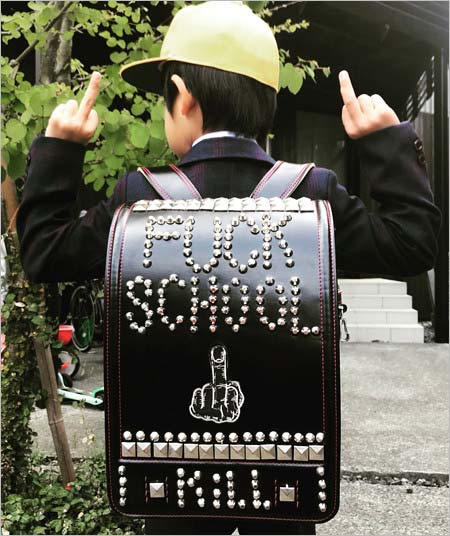 鋲ランを背負う次男・呈くん