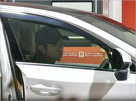 ガソリンスタンドで撮影の二宮和也