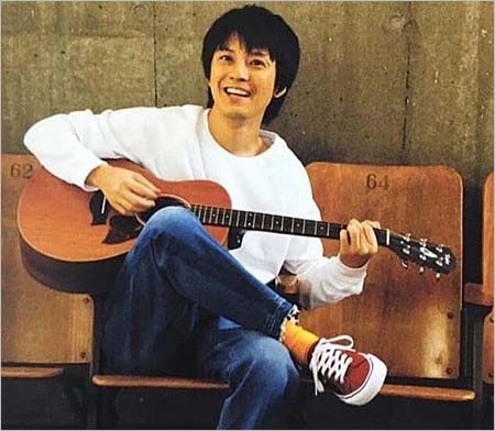 ギターを持つ渋谷すばる