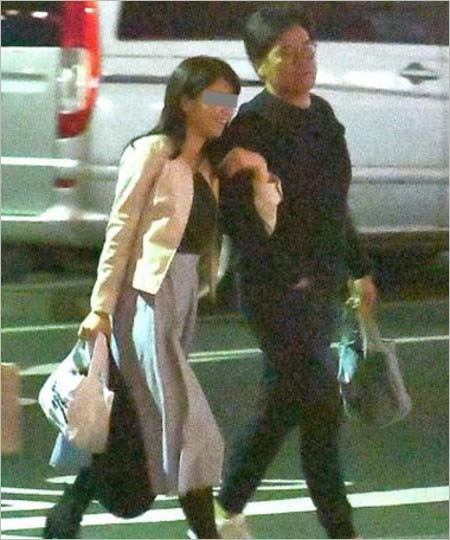 野村克則と不倫相手の女性ディレクター腕組みツーショット