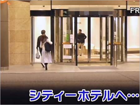 不倫相手とホテルに入る野村克則